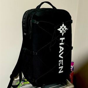 Haven weekend/gym bag organizer SUPER CLEAN.